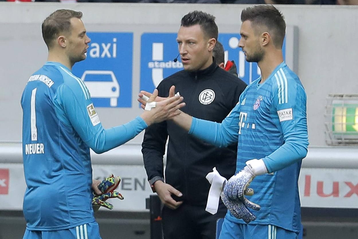 Kurz nach Beginn der zweiten Halbzeit: Manuel Neuer muss ausgewechselt werden, Sven Ulreich kommt ins Spiel.