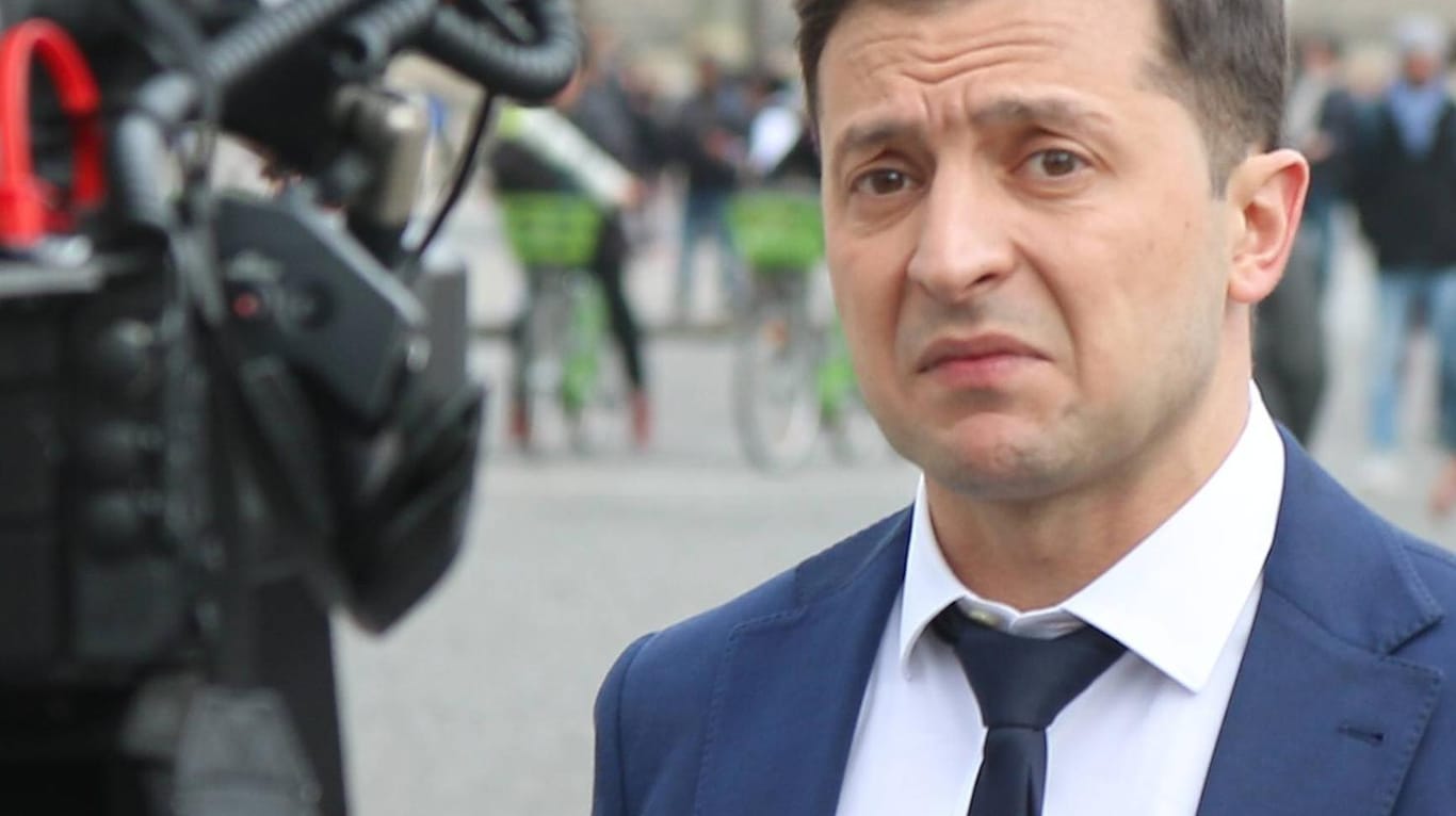 Poroschenkos Herausforderer Wolodymyr Selenskyj: Der Komiker ließ den Amtsinhaber allein neben einem leeren Pult im Stadion sprechen.