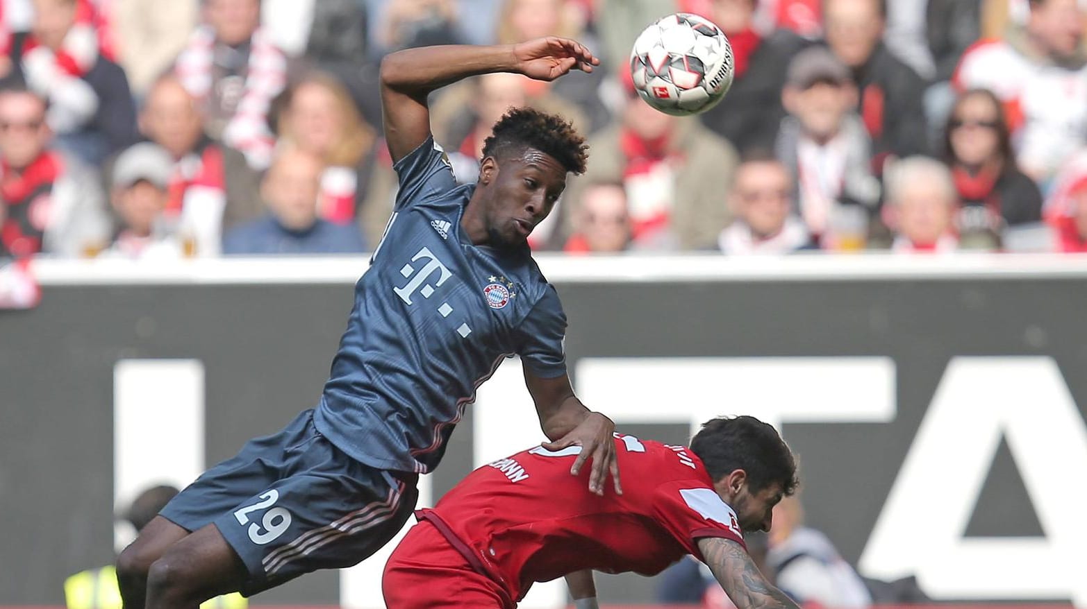 Mann des Tages: Bayerns starker Kingsley Coman springt über Düsseldorfs Matthias Zimmermann.