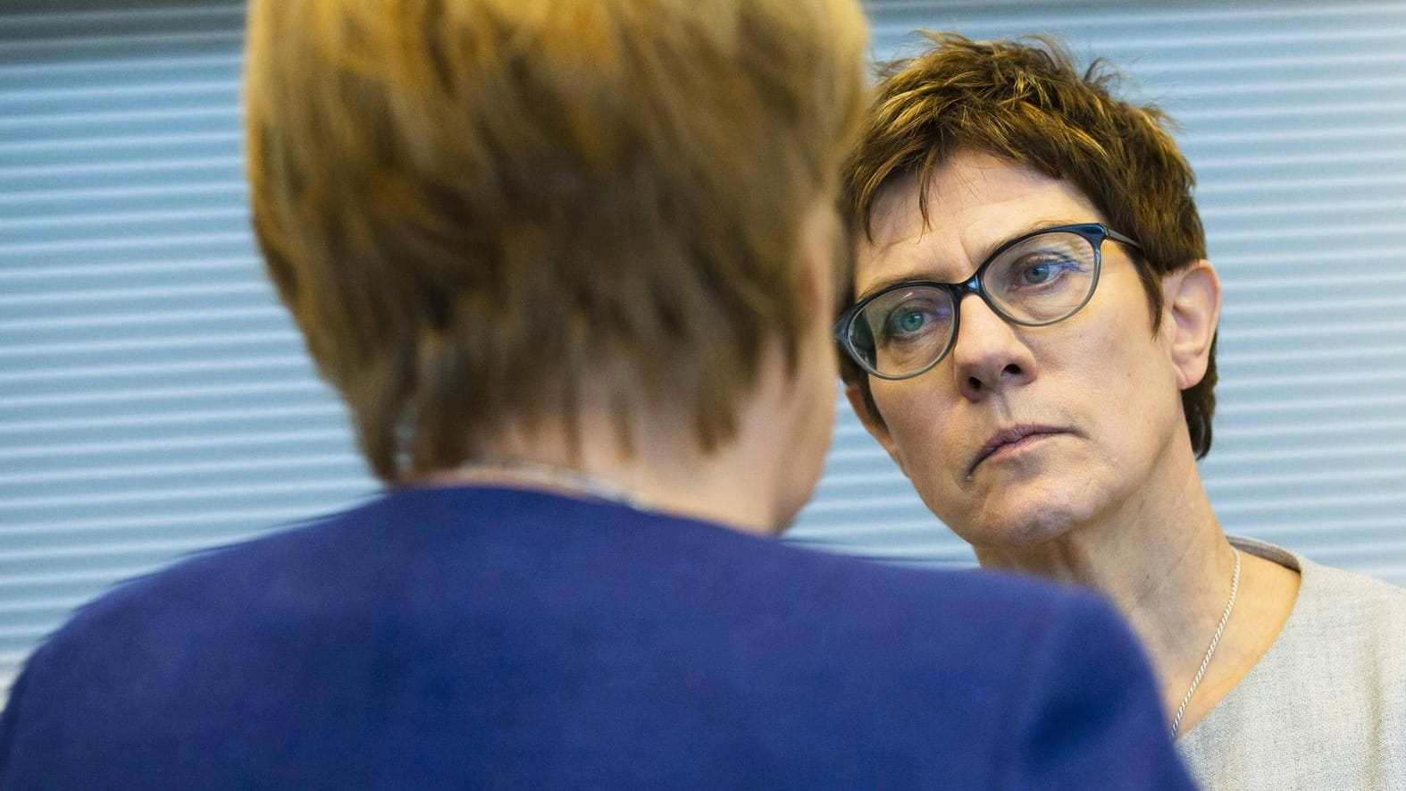 Annegret Kramp-Karrenbauer (r.) mit Kanzlerin Angela Merkel: Etwas mehr Unterstützung hatte sie sich laut einem Medienbericht schon erhofft.