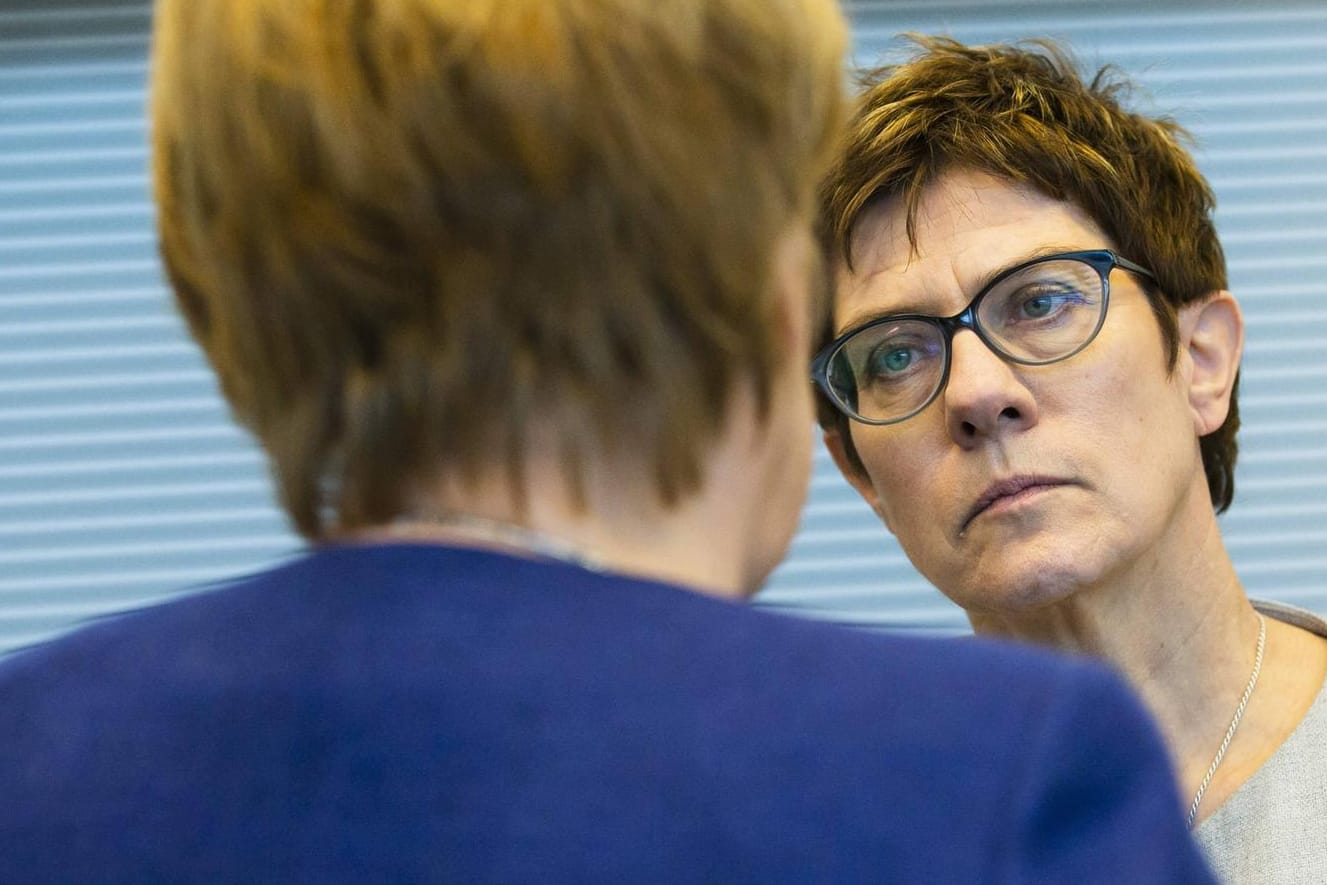 Annegret Kramp-Karrenbauer (r.) mit Kanzlerin Angela Merkel: Etwas mehr Unterstützung hatte sie sich laut einem Medienbericht schon erhofft.