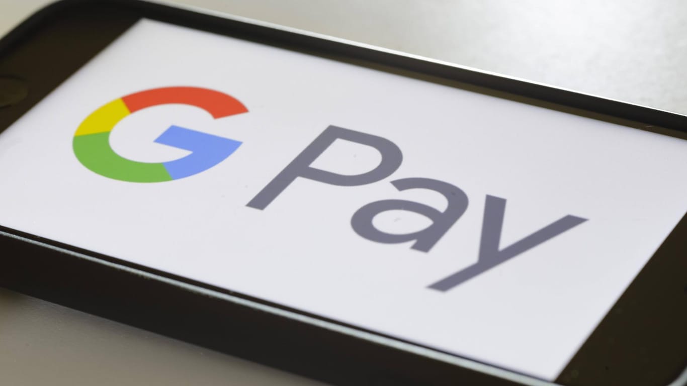 Der Schriftzug "G Pay" auf einem Smartphone (Symbolbild): Die Bundesbank warnt vor Dominanz von Apple und Google bei Bezahlsystemen.