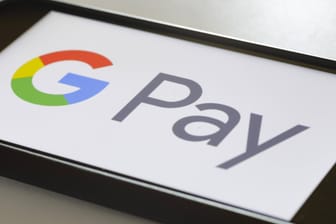 Der Schriftzug "G Pay" auf einem Smartphone (Symbolbild): Die Bundesbank warnt vor Dominanz von Apple und Google bei Bezahlsystemen.