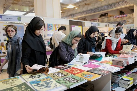 Frauen mit Kopftuch besuchen eine Buchmesse in Teheran.
