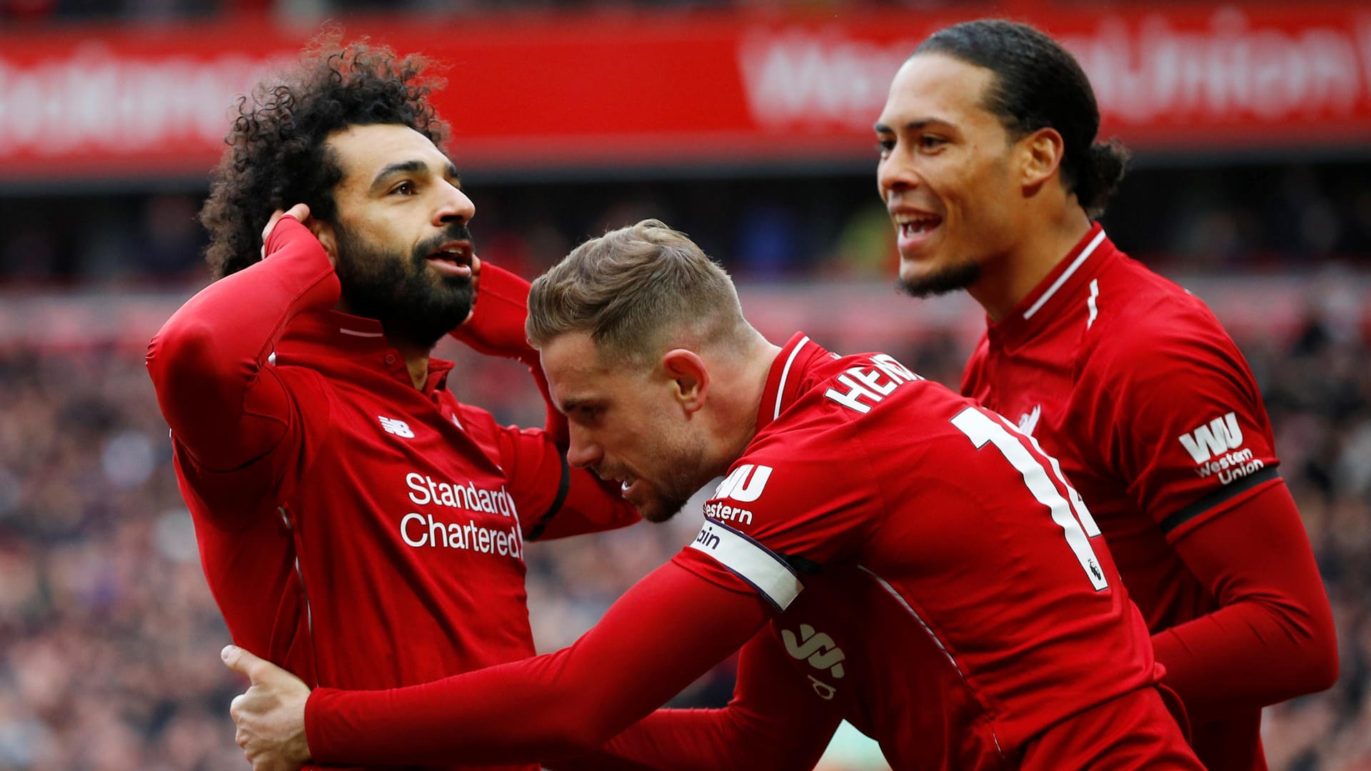 Mohamed Salah (l.) feiert seinen Treffer zum 2:0: Liverpool siegt im Topspiel gegen Chelsea.