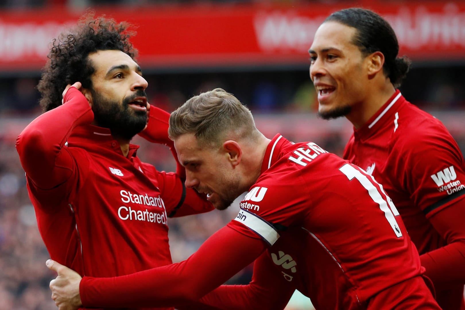 Mohamed Salah (l.) feiert seinen Treffer zum 2:0: Liverpool siegt im Topspiel gegen Chelsea.