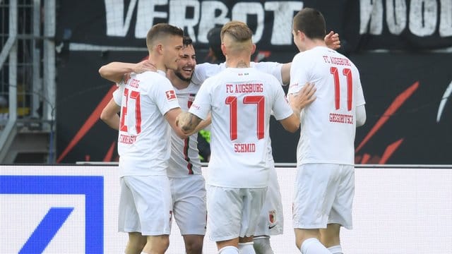Die Augsburger Finnbogason (l-r), Richter, Schmid und Gregoritsch jubeln. Die Augsburger Finnbogason (l-r), Richter, Schmid und Gregoritsch jubeln.
