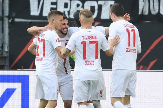 Die Augsburger Finnbogason (l-r), Richter, Schmid und Gregoritsch jubeln.