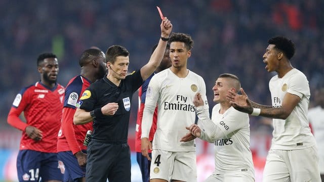 Schiedsrichter Benoit Bastien zeigt Juan Bernat (nicht im Bild) die Rote Karte. Schiedsrichter Benoit Bastien zeigt Juan Bernat (nicht im Bild) die Rote Karte.