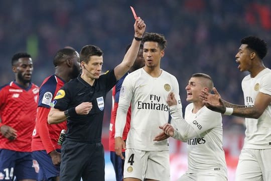 Schiedsrichter Benoit Bastien zeigt Juan Bernat (nicht im Bild) die Rote Karte.