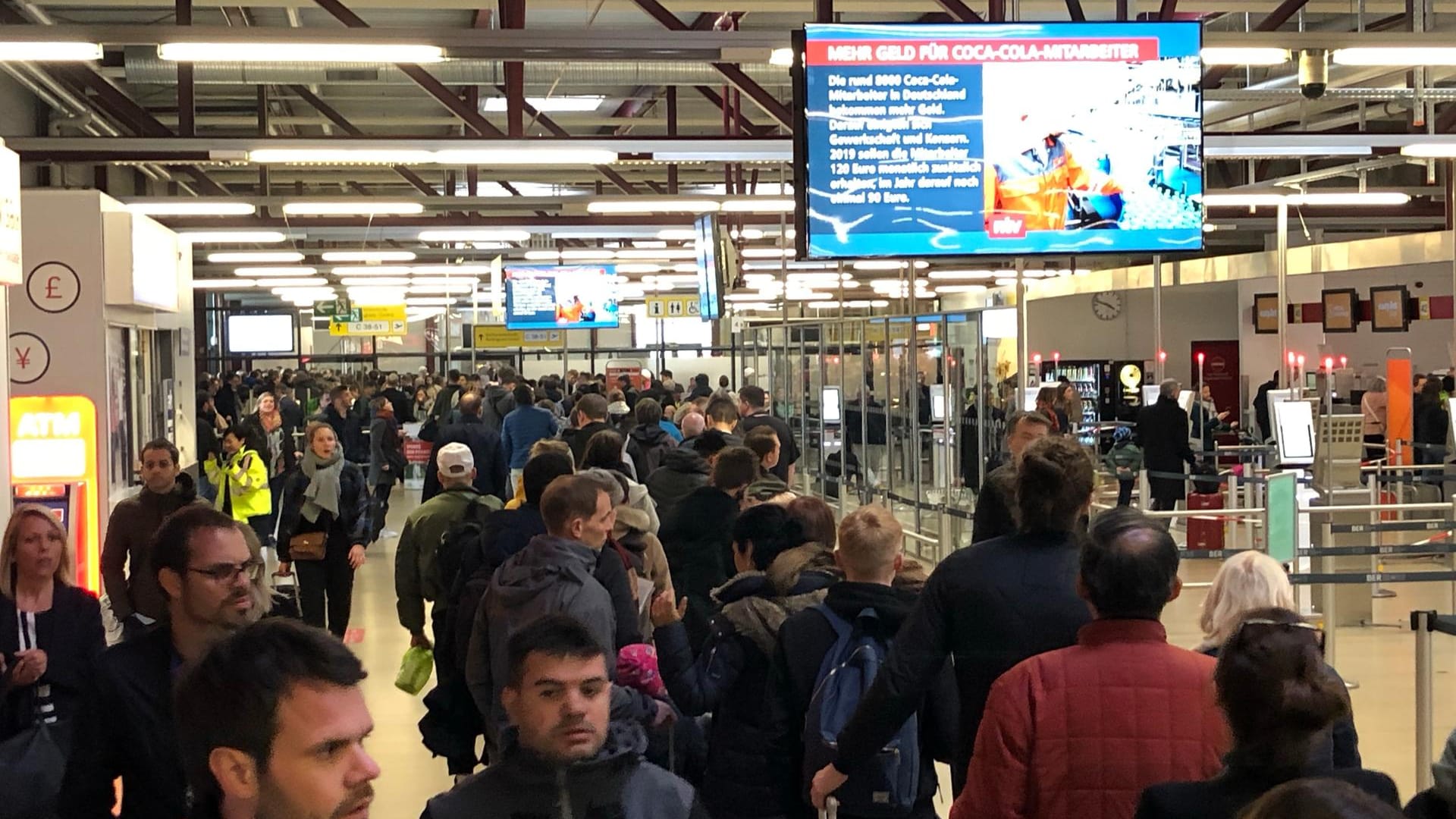 Lange Schlangen am Flughafen Tegel.