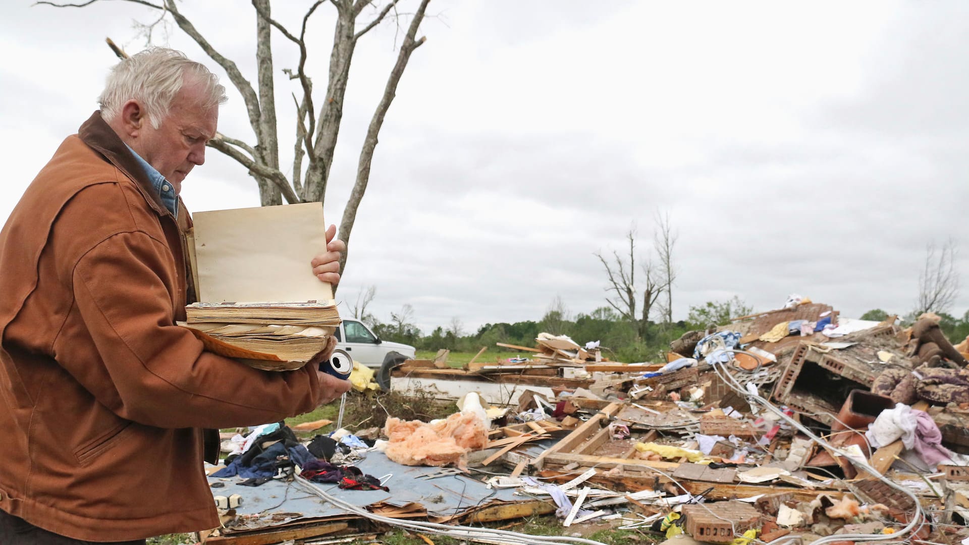 Zerstörung nach einem Tornado in Mississippi: In den USA hat es mehrere Tote nach einem schweren Unwetter gegeben.