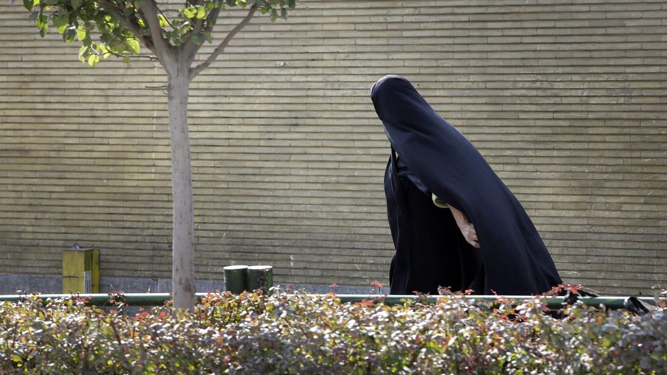 Eine verschleierte Frau ist in Teheran: Ein iranische Frau muss für ein Jahr ins Gefängnis, weil sie ihr Kopftuch abgenommen hatte.