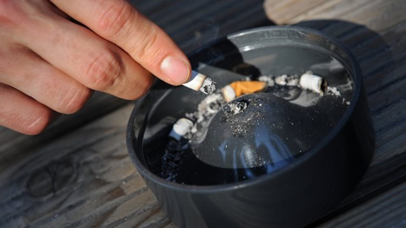 Rauchen auf dem Balkon: Bestimmungen im Mietvertrag können das Rauchen einschränken.