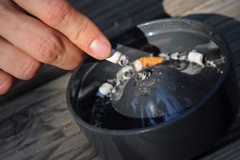Rauchen auf dem Balkon: Bestimmungen im Mietvertrag können das Rauchen einschränken.
