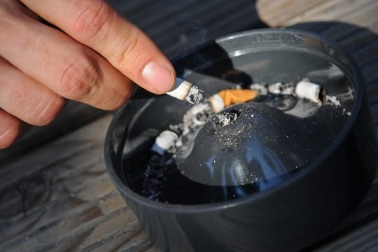 Rauchen auf dem Balkon: Bestimmungen im Mietvertrag können das Rauchen einschränken.