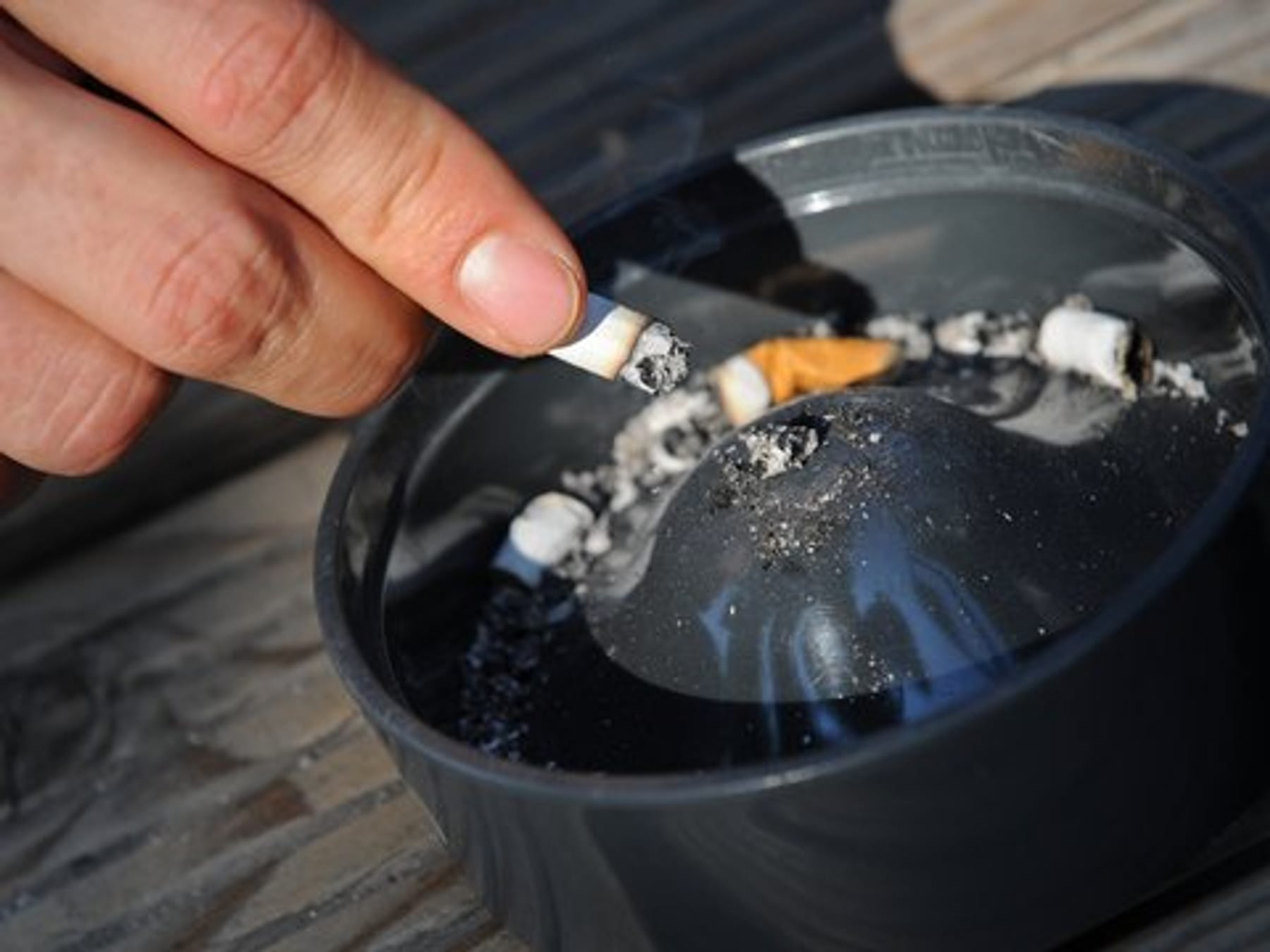 Mit Zigarette auf den Balkon: Raucher müssen Einschränkungen akzeptieren