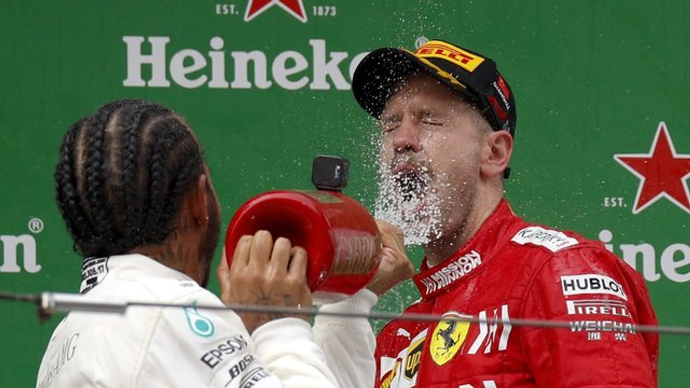 Sieger Lewis Hamilton (l) feiert mit Sebastian Vettel in Shanghai.
