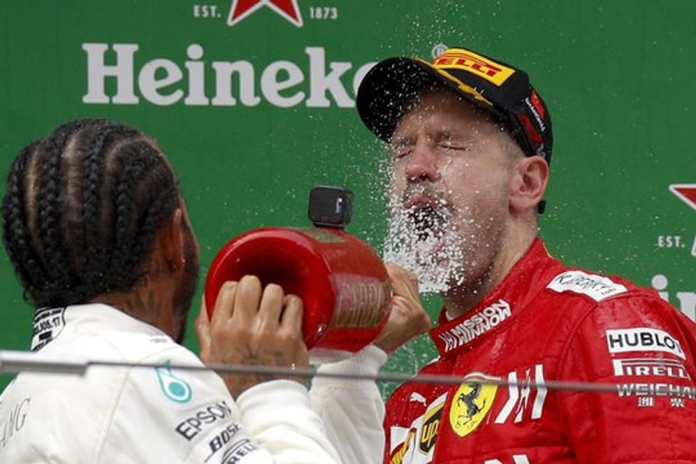 Sieger Lewis Hamilton (l) feiert mit Sebastian Vettel in Shanghai.