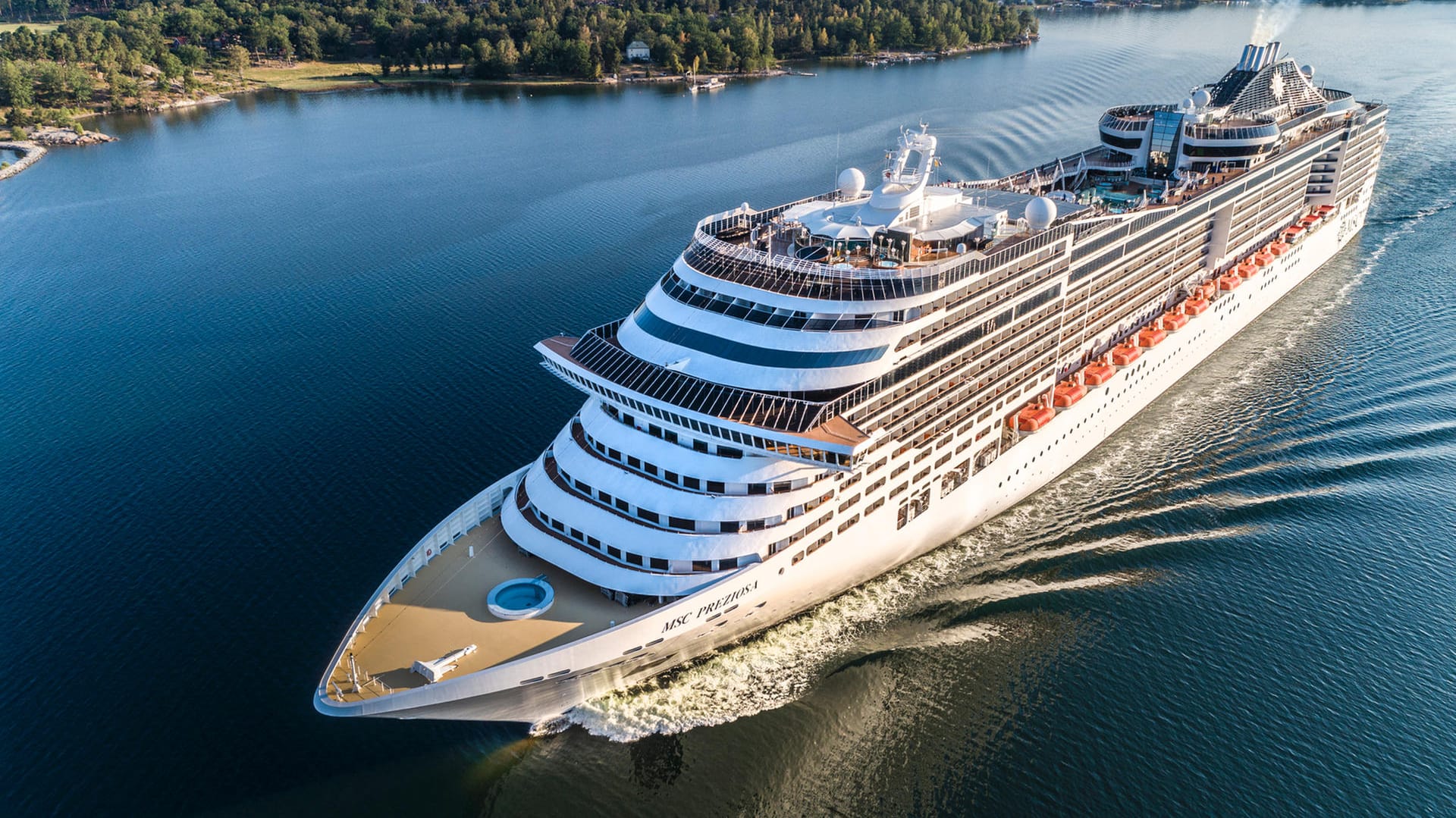 Kreuzfahrtschiff in Schweden: Wenn Sie noch nie eine Kreuzfahrt gemacht haben, kann es sich lohnen, bei einer günstigeren Minikreuzfahrt auszuprobieren, ob diese Art zu reisen etwas für Sie ist.