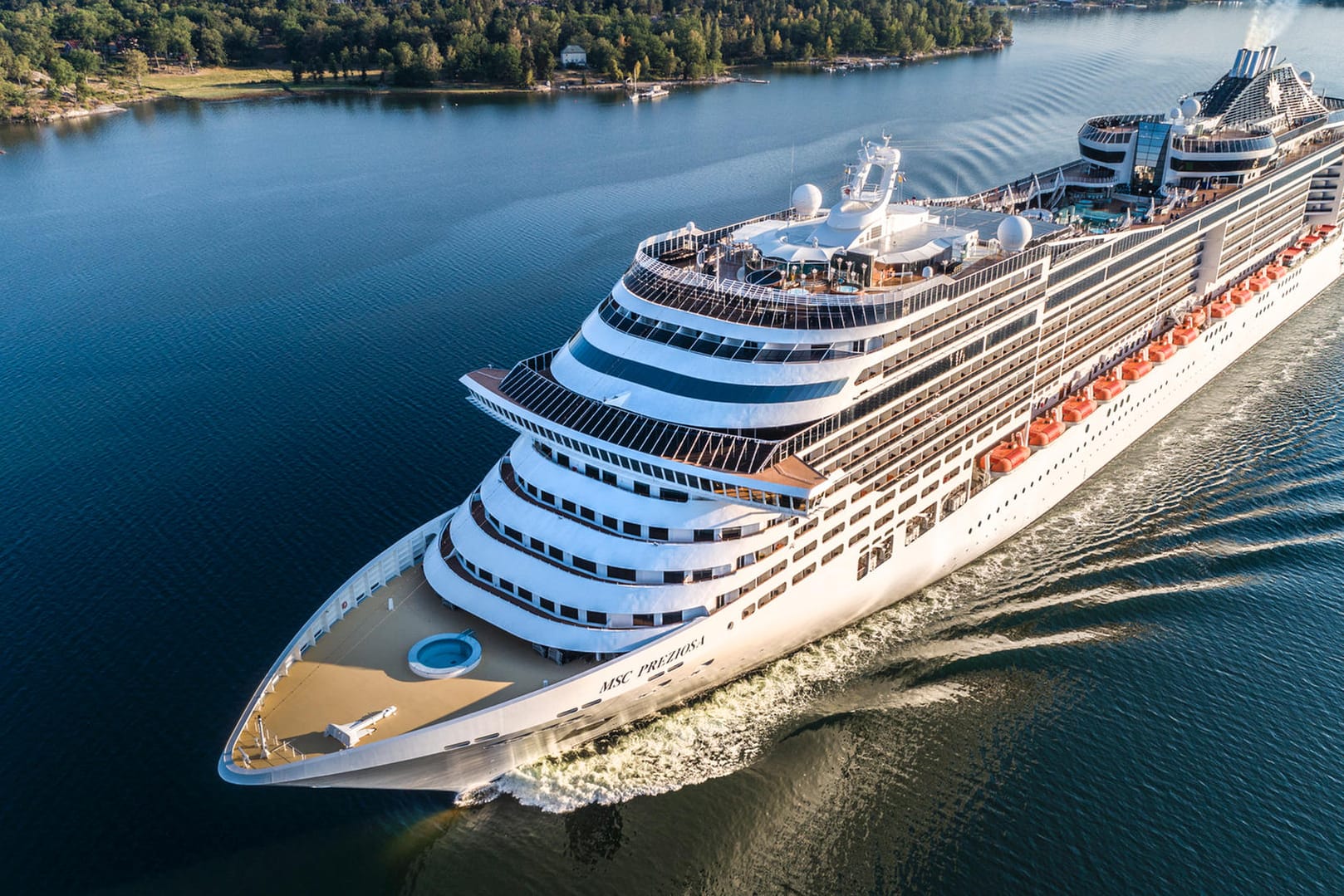 Kreuzfahrtschiff in Schweden: Wenn Sie noch nie eine Kreuzfahrt gemacht haben, kann es sich lohnen, bei einer günstigeren Minikreuzfahrt auszuprobieren, ob diese Art zu reisen etwas für Sie ist.