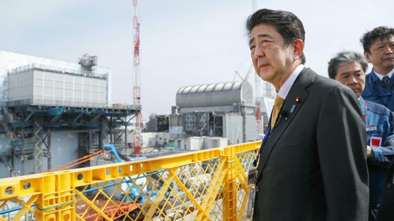 Japans Ministerpräsident Shinzo Abe besucht das Kernkraftwerk Fukushima Daiichi, um die Wiederaufbauarbeiten nach der Katastrophe im Jahr 2011 zu inspizieren.