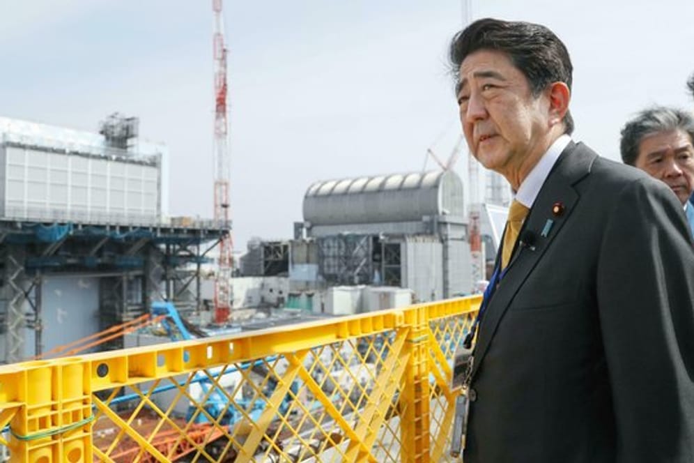 Japans Ministerpräsident Shinzo Abe besucht das Kernkraftwerk Fukushima Daiichi, um die Wiederaufbauarbeiten nach der Katastrophe im Jahr 2011 zu inspizieren.