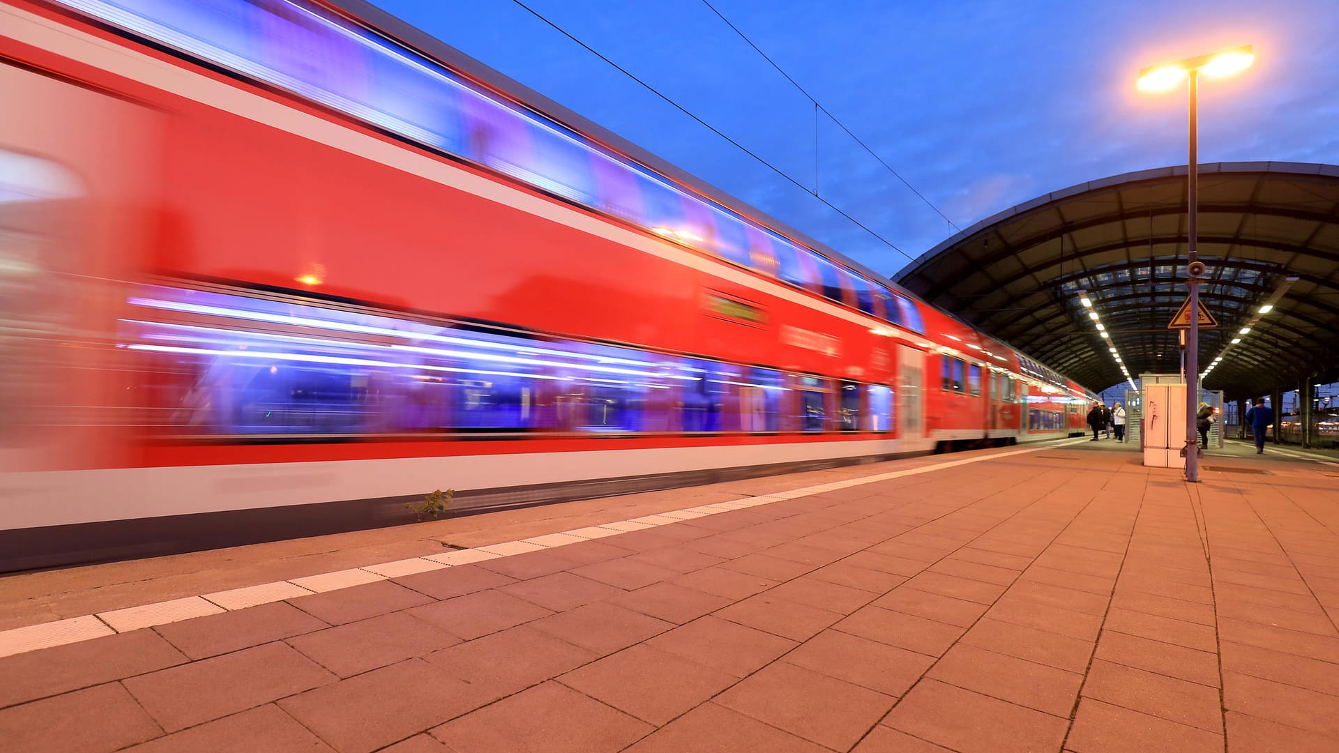 Einfahrender Regionalzug: Bis Anfang September kann es zu Ausfällen und Fahrplanänderungen in Karlsruhe kommen.