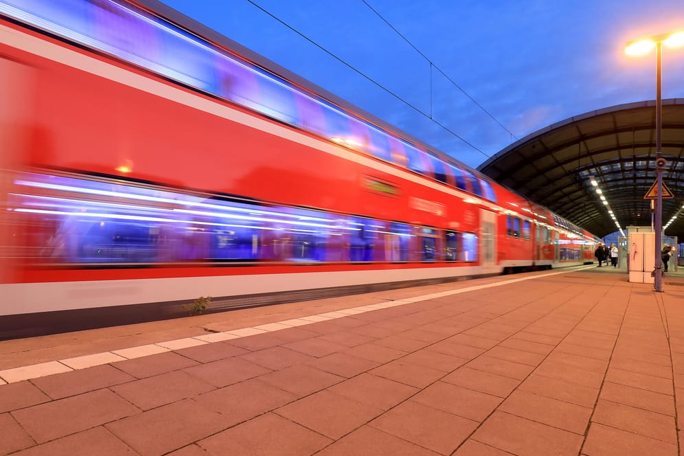 Einfahrender Regionalzug: Bis Anfang September kann es zu Ausfällen und Fahrplanänderungen in Karlsruhe kommen.