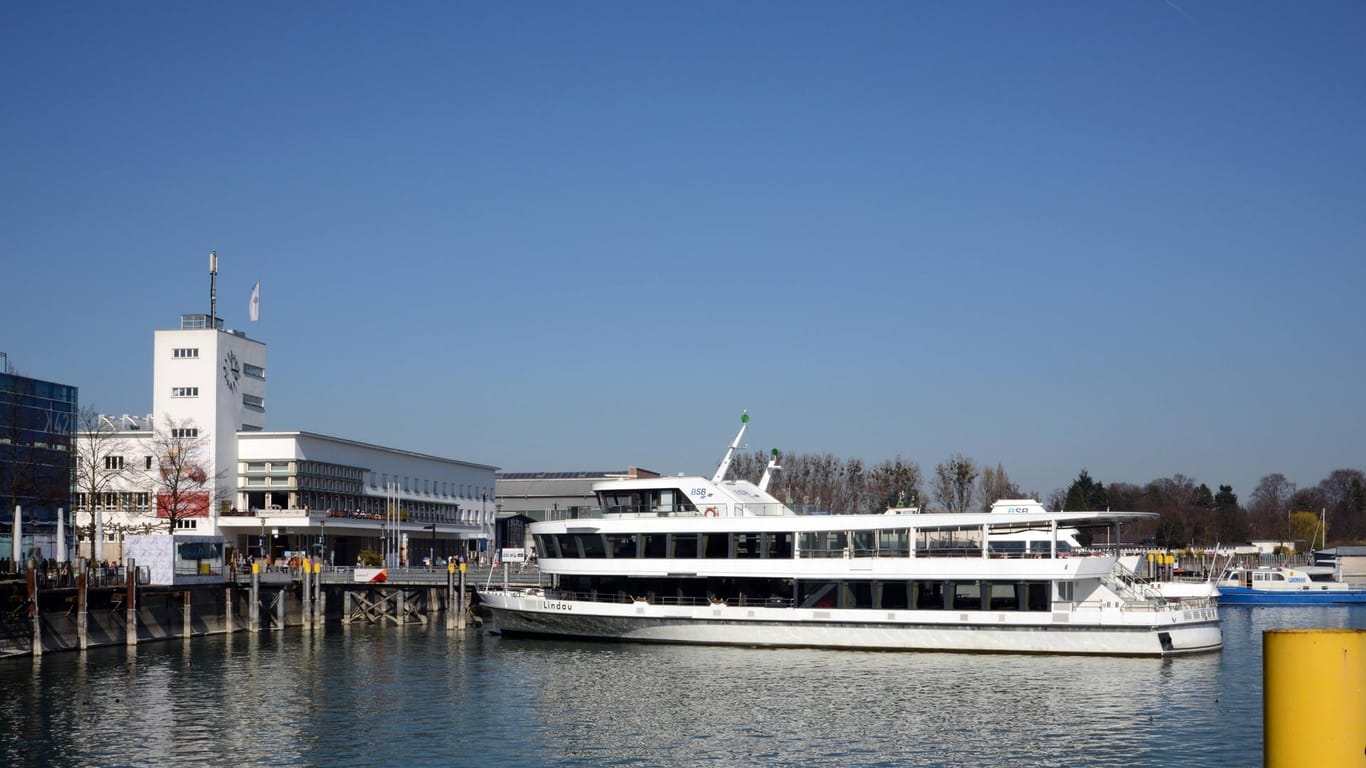 Ein Schiff in Friedrichshafen: 18 Menschen mussten mitten auf dem Wasser in ein anderes Boot klettern.