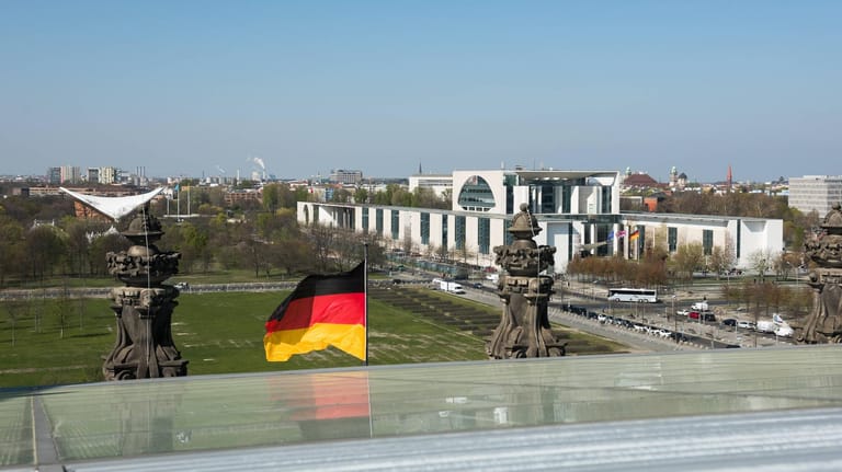 Das Kanzleramt, vom Dach des Reichstags aus: Wer soll einziehen, wenn Merkel geht?