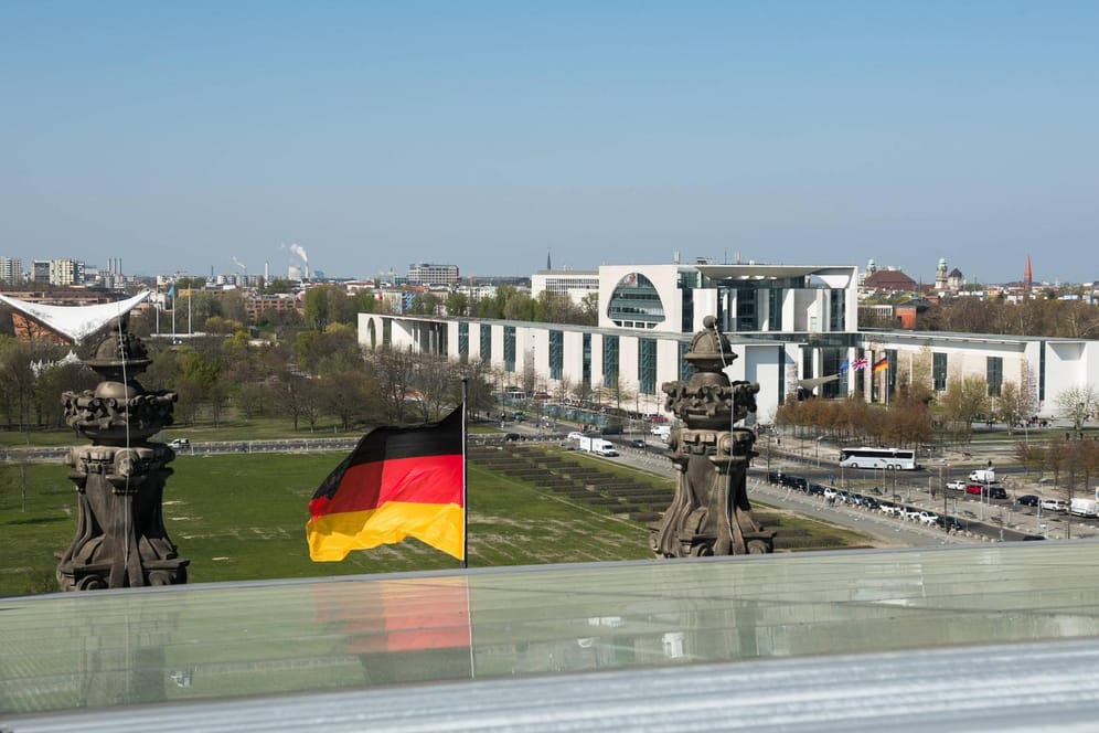 Das Kanzleramt, vom Dach des Reichstags aus: Wer soll einziehen, wenn Merkel geht?