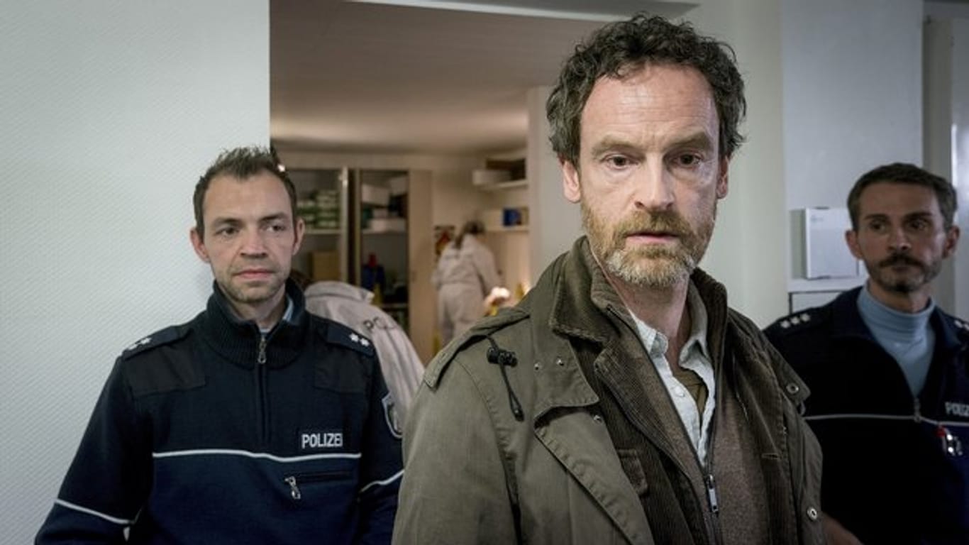 Gerade angekommen am Tatort: Kommissar Peter Faber (Jörg Hartmann) in einem Ruheraum der Notfallambulanz der Klinik.