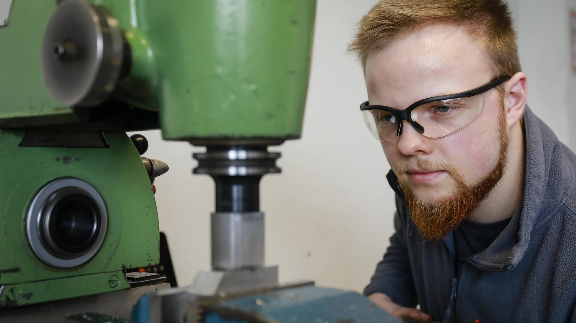 Arbeit mit Maschinen: Hier kann der Chef das Tragen eines Bartnetzes verlangen.