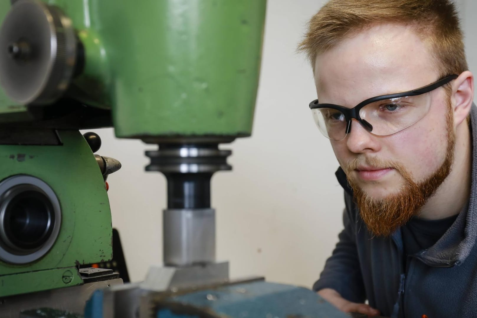 Arbeit mit Maschinen: Hier kann der Chef das Tragen eines Bartnetzes verlangen.