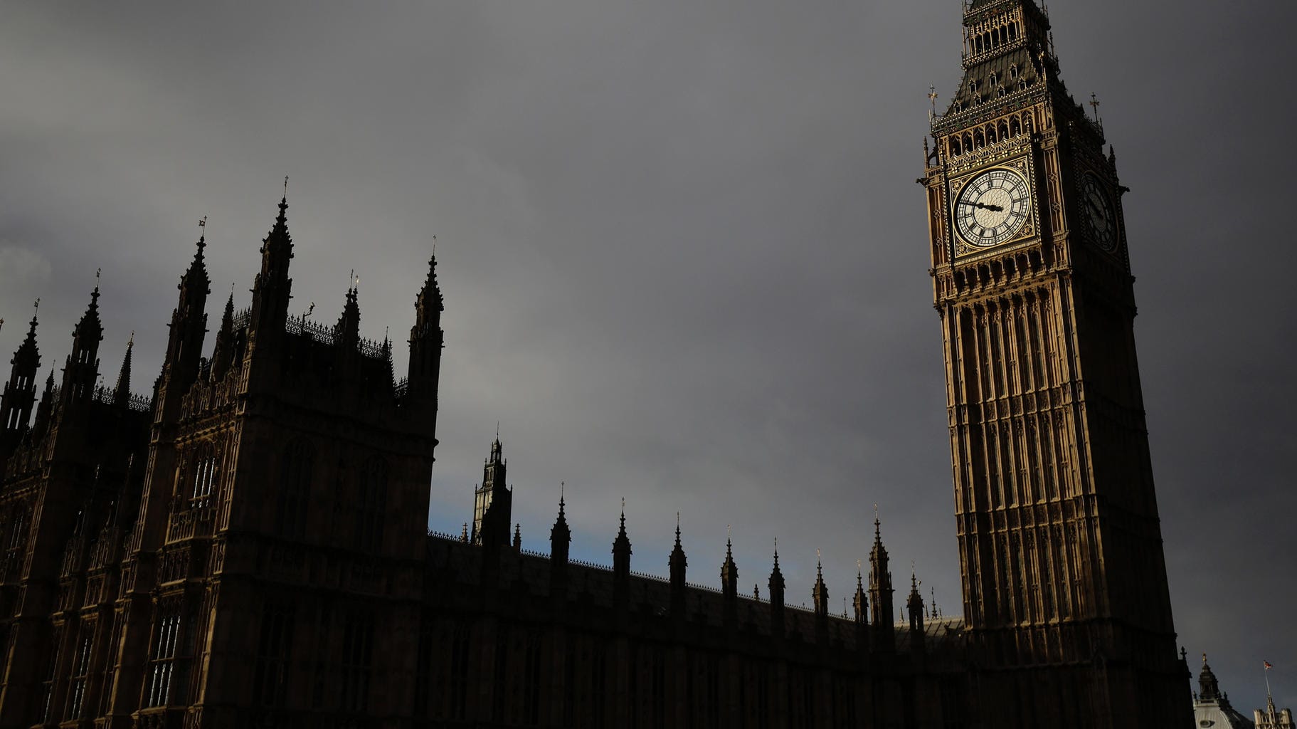 Dunkle Wolken über dem britischen Parlament: Die EU-Flagge neben dem Union Jack: Die Mehrheit der Deutschen denkt nicht, dass Großbritannien bis zum neuen Brexit-Stichtag die EU verlassen haben wird.