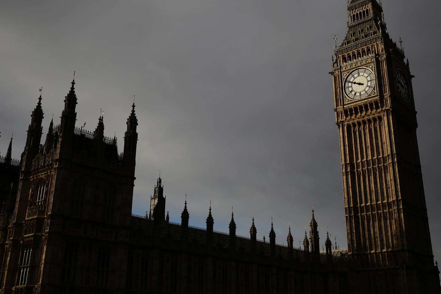 Dunkle Wolken über dem britischen Parlament: Die EU-Flagge neben dem Union Jack: Die Mehrheit der Deutschen denkt nicht, dass Großbritannien bis zum neuen Brexit-Stichtag die EU verlassen haben wird.