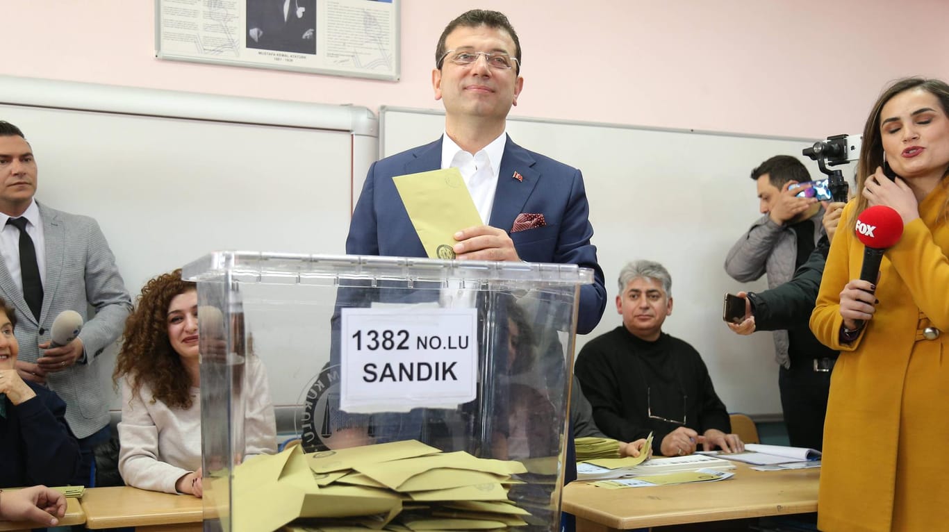 Ekrem Imamoglu bei der Wahl: Der Politiker der türkischen Republikanischen Volkspartei (CHP) gibt seine Stimme ab. Er gilt als großer Hoffnungsträger – auch für den Posten des Präsidenten.