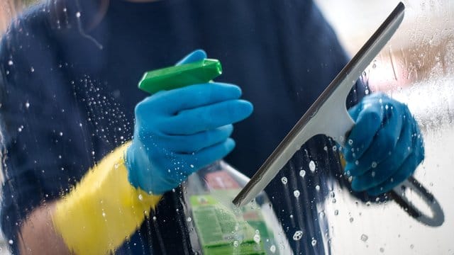 Chemische oder scheuernde Mittel auf Fensterscheiben können das Glas beschädigen.