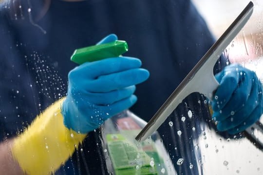 Chemische oder scheuernde Mittel auf Fensterscheiben können das Glas beschädigen.