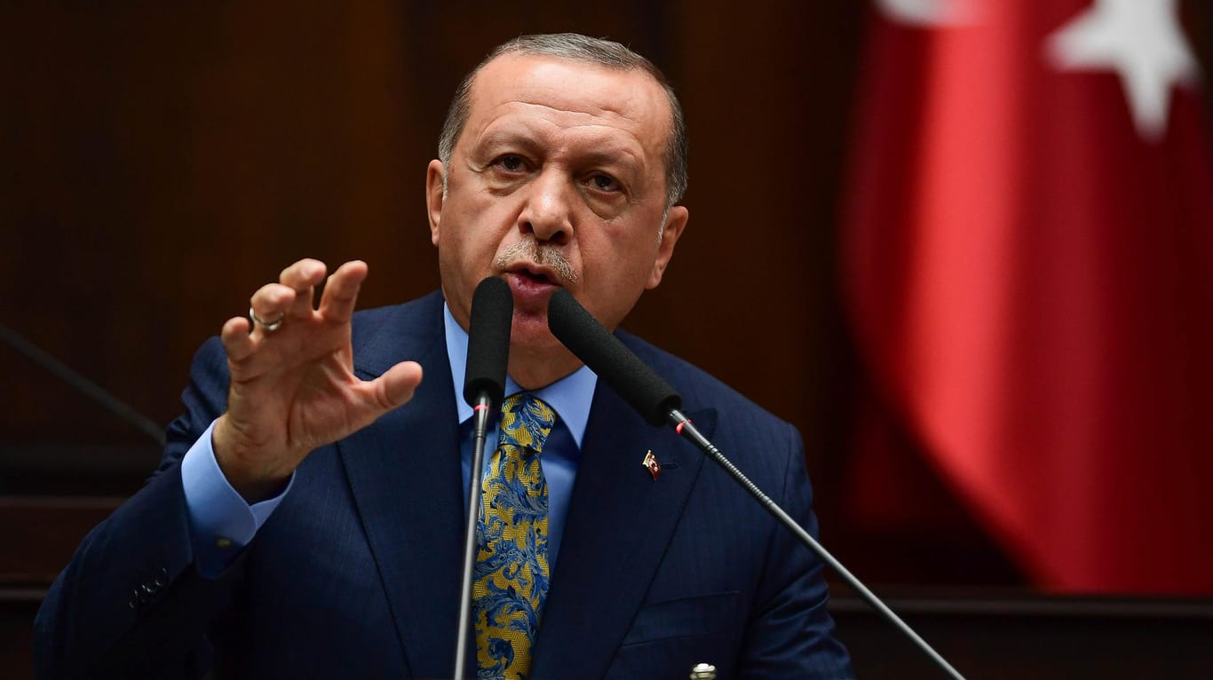 Recep Tayyip Erdogan: Der Präsident hat bei der letzten Wahl einen Rückschlag einstecken müssen. Istanbul und Ankara hat die AKP als Stimmengarant verloren. Nun erkennt sie das Ergebnis nicht an und es gibt Neuwahlen.