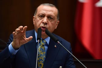 Recep Tayyip Erdogan: Der Präsident hat bei der letzten Wahl einen Rückschlag einstecken müssen. Istanbul und Ankara hat die AKP als Stimmengarant verloren. Nun erkennt sie das Ergebnis nicht an und es gibt Neuwahlen.