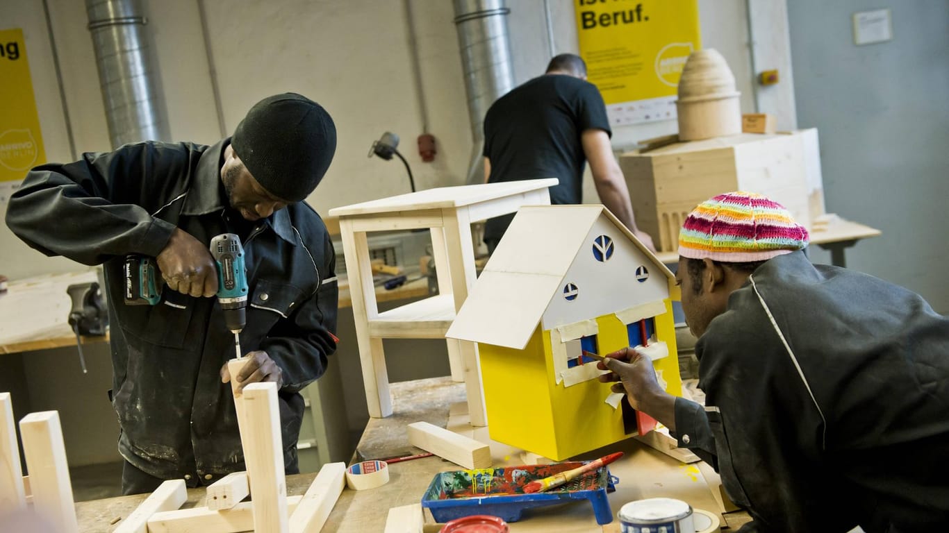 Flüchtlinge aus Afrika arbeiten in einer Holzwerkstatt: In Hamburg sind Flüchtlinge motiviert, einen Job zu finden.