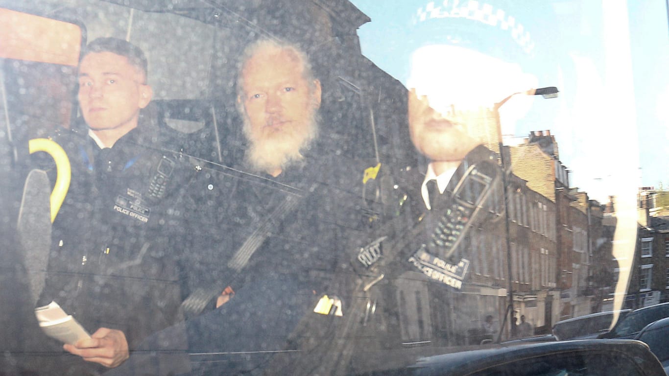 Julian Assange bei seiner Festnahme in London: Deutsche und spanische Abgeordnete versuchten vergeblich, den Wikileaks-Gründer im Gefängnis zu besuchen.