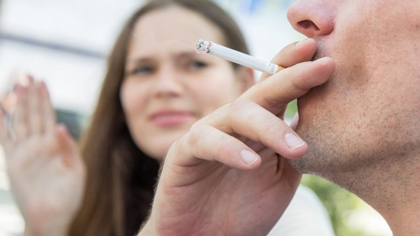 Gemeinsam Abschied vom Glimmstängel nehmen: Wenn Paare zusammen mit dem Rauchen aufhören, steigen die Erfolgschancen.