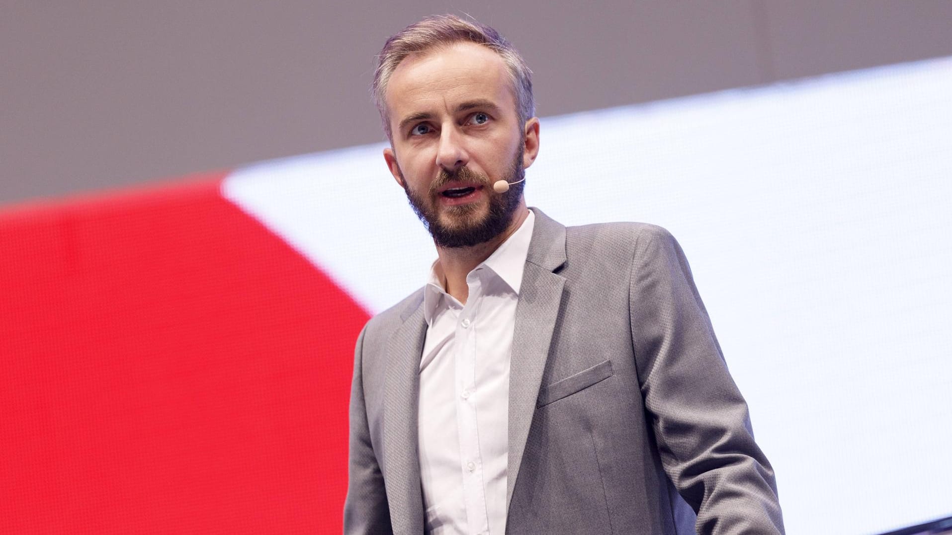 Jan Böhmermann: Verklagt die Kanzlerin auf Unterlassung.