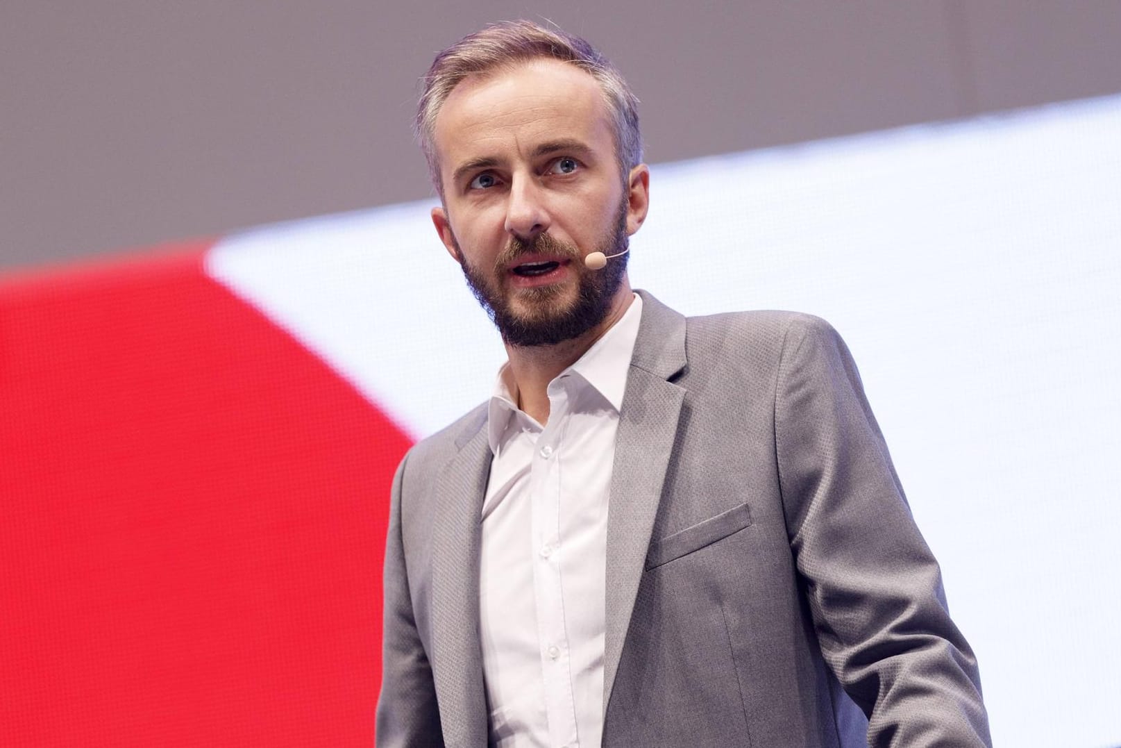 Jan Böhmermann: Verklagt die Kanzlerin auf Unterlassung.