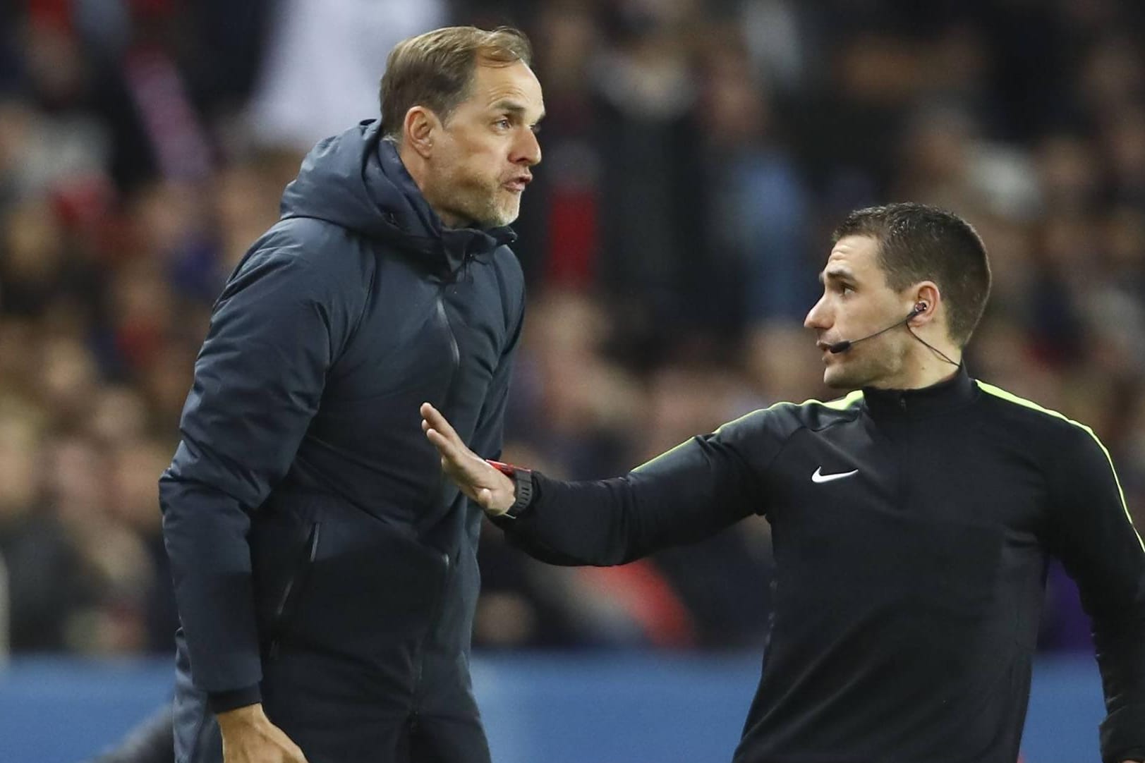Heftige Niederlage: Thomas Tuchel tobt beim 1:5 seiner Mannschaft gegen Lille an der Seitenlinie und muss vom Schiedsrichter zurückgehalten werden.