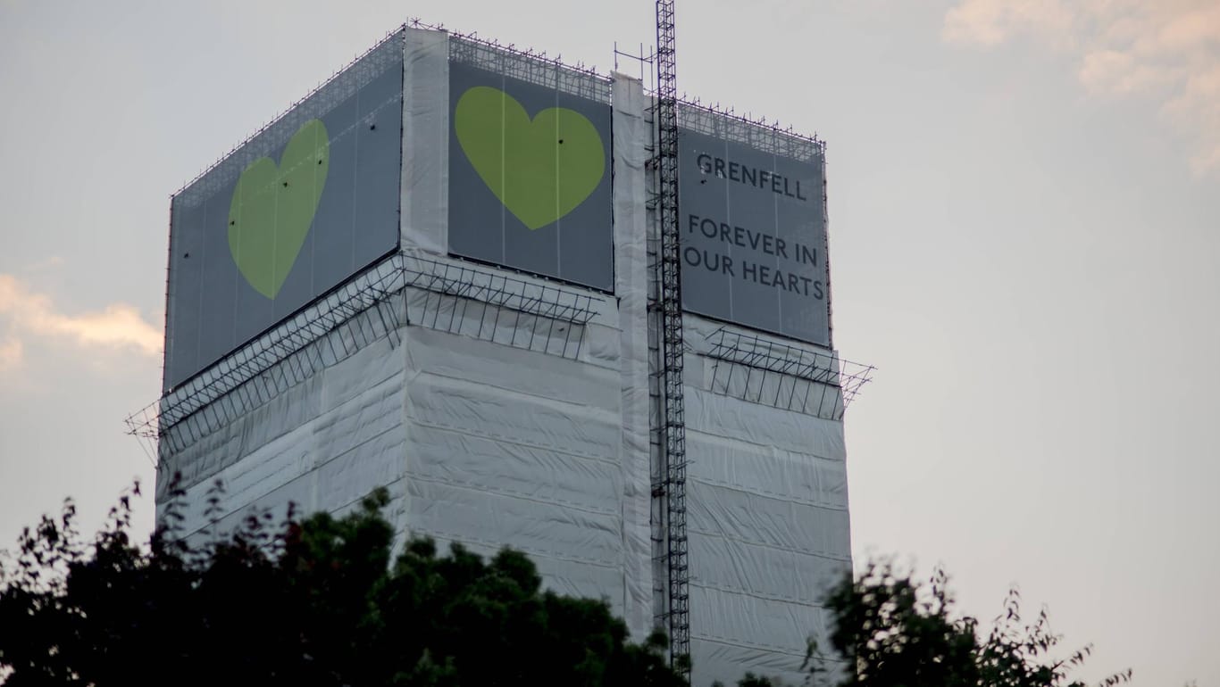 Der Grenfell-Tower: Auf dem Banner, der das Gebäude ziert, steht "Für immer in unseren Herzen".