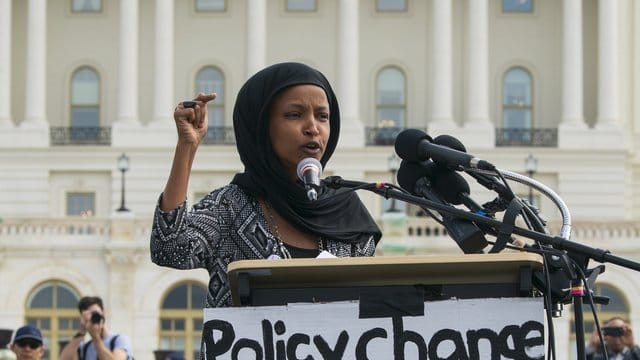 Die demokratische Abgeordnete Ilhan Omar Mitte März bei einem Auftritt vor dem Kapitol. Die demokratische Abgeordnete Ilhan Omar Mitte März bei einem Auftritt vor dem Kapitol.